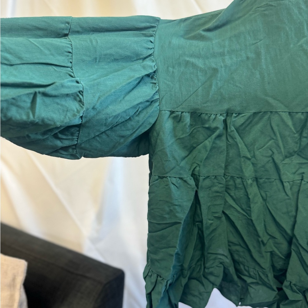 Woman’s NWT Emerald green Boutique Top Size Medium MSRP $68 - Picture 2 of 7